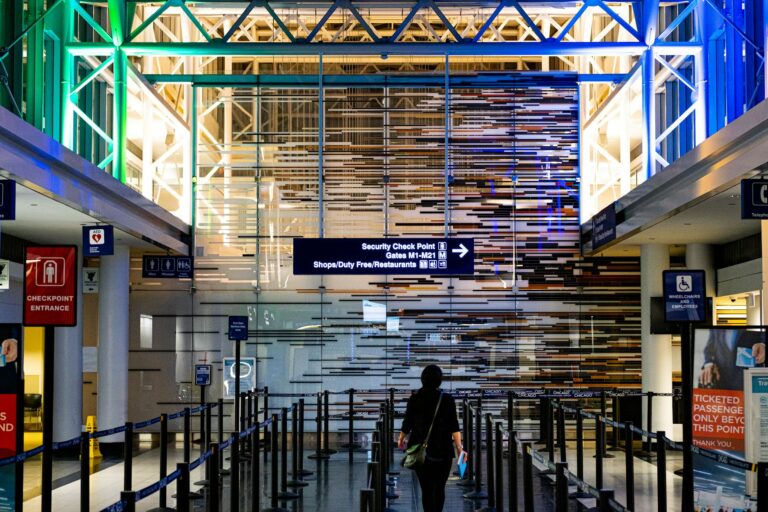 When Is TSA Least Crowded at Newark Liberty International Airport for Departures - Featured image